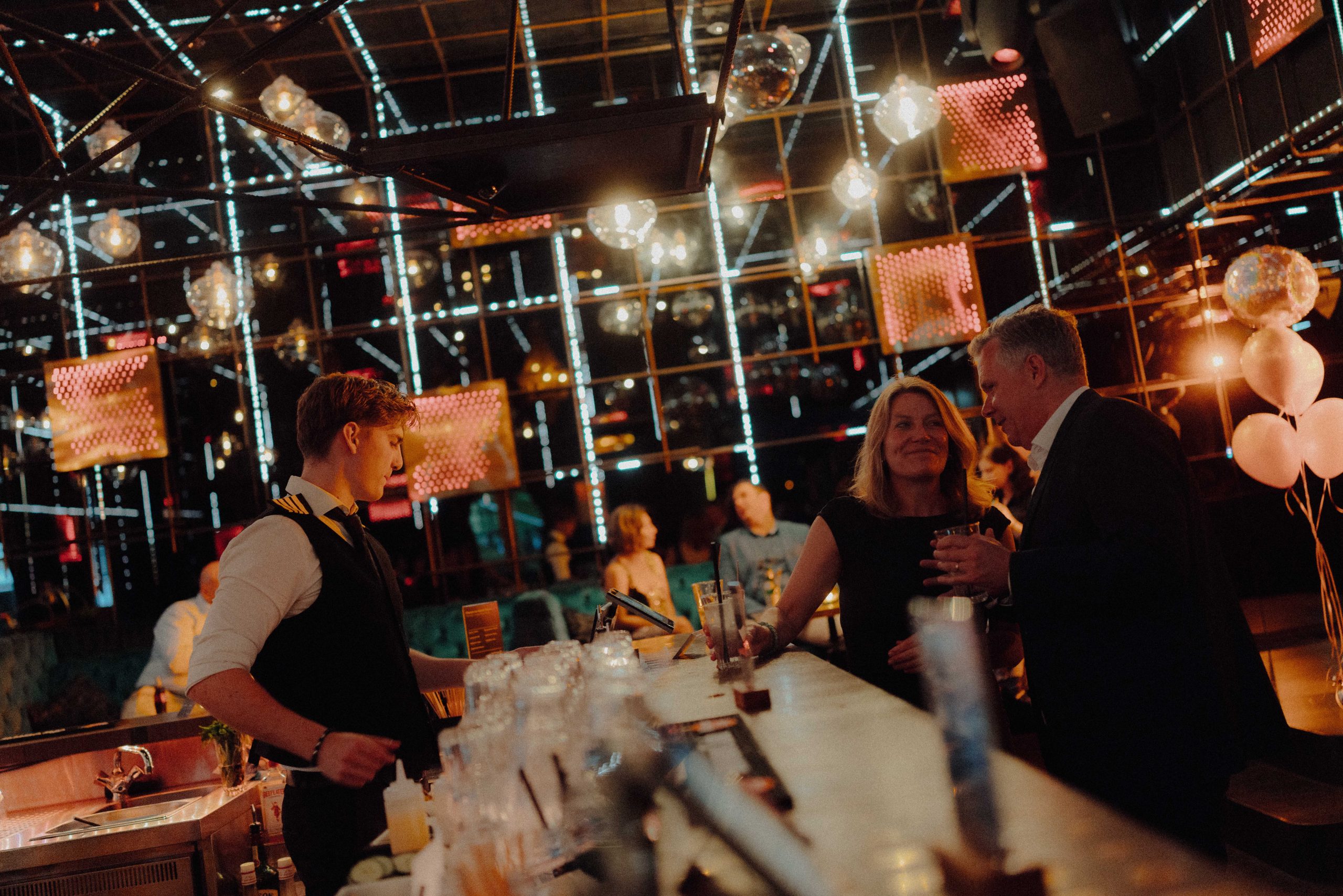 Spairliners_260625_Christoph Eisenmenger_-194 Evening mood with guests gathered around the bar area